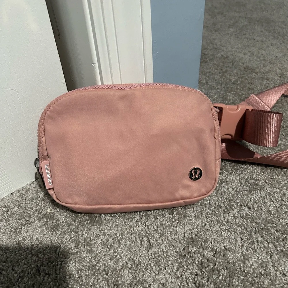 Lululemon belt bag in pink pastel - Picture 1 of 5